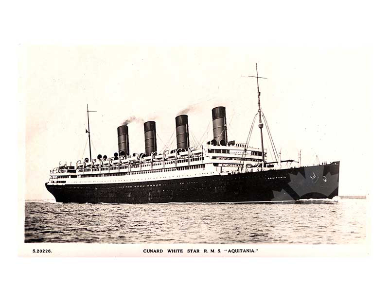 Photo en noir et blanc du navire Aquitania (RMS)
