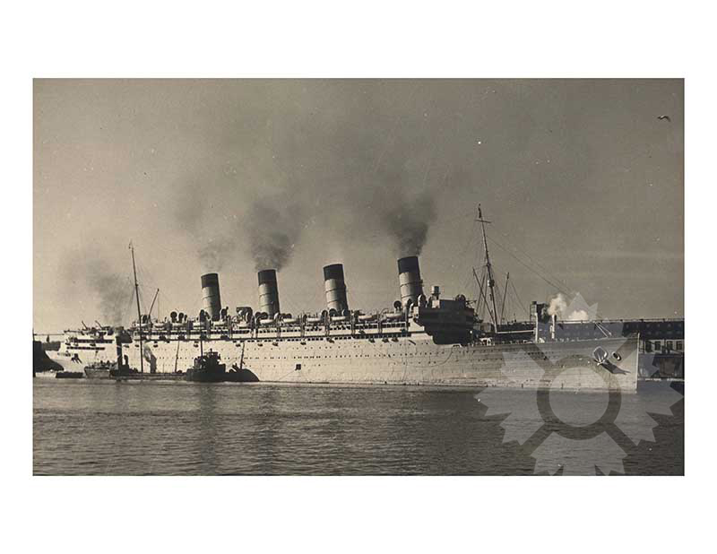 Photo en noir et blanc du navire Aquitania (RMS)
