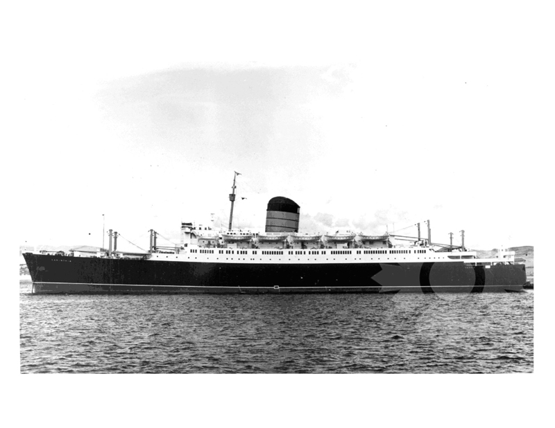 Photo en noir et blanc du navire Carinthia III (RMS)