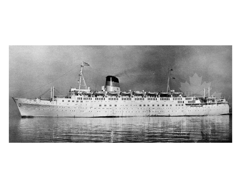Photo en noir et blanc du navire Olympia (TS) (1953-1974)