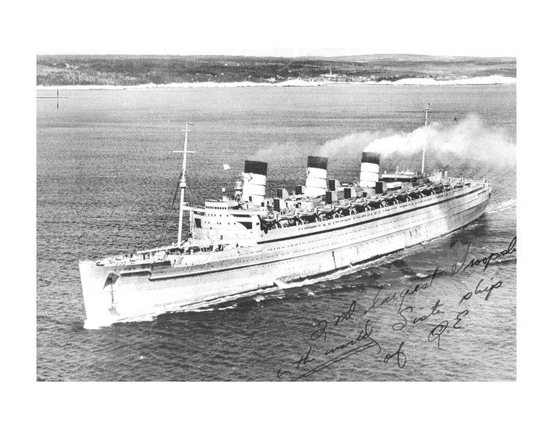 Photo en noir et blanc du navire Queen Mary (RMS) (1936-1967)