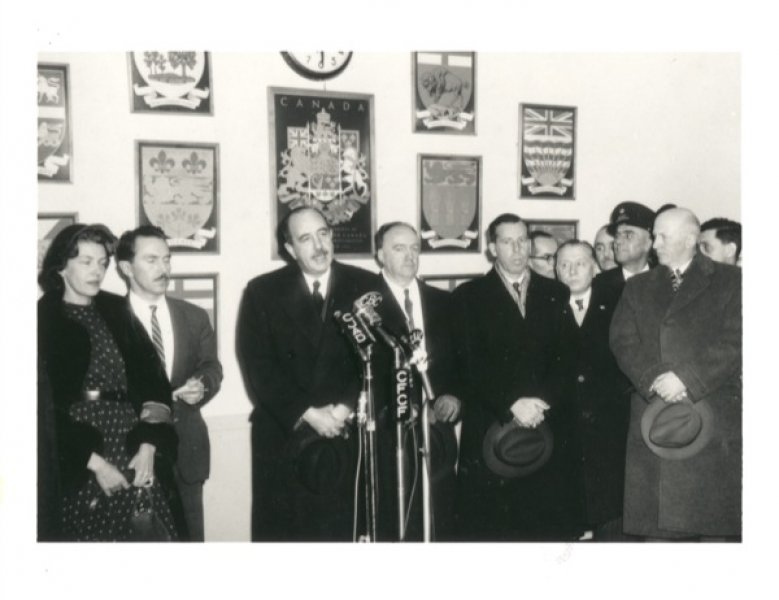 Premiers réfugiés hongrois avec l’agent d’immigration William A. McFaul. Musée canadien de l’immigration du Quai 21.(D2014.10.7)