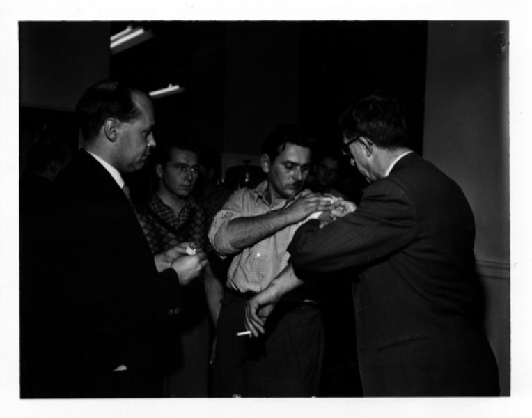 Réfugiés hongrois se faisant vacciner à Montréal, Québec, 1956. Bibliothèque et Archives Canada.