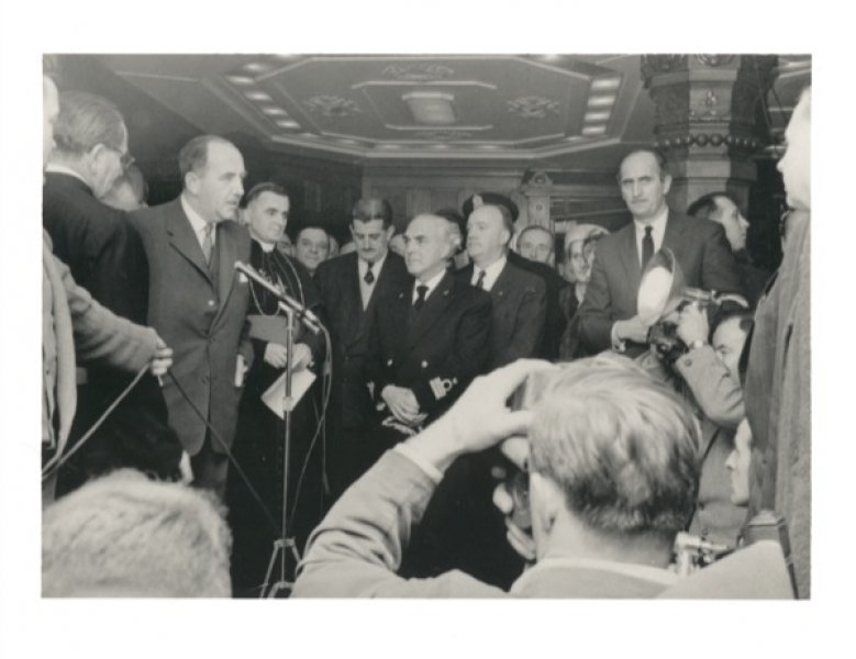 Agents d’immigration à bord du M.S. Arosa Sun, documents du processus de débarquement pour les immigrants provenant d’Allemagne, Bibliothèque et Archives Canada, 1971-200 NPC, item 1076, PA 181039