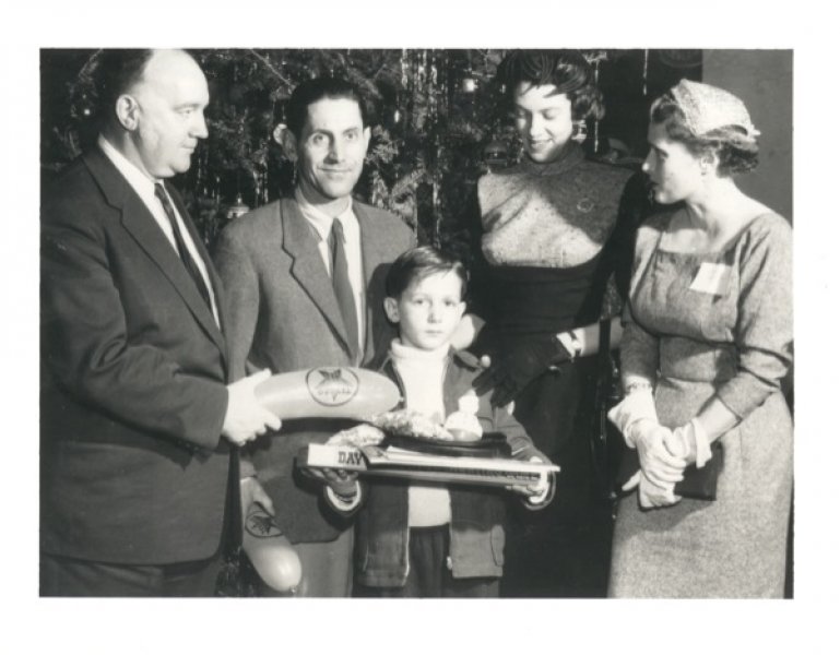 Premiers réfugiés hongrois avec l’agent d’immigration William A. McFaul pendant Noël, Montréal, Québec, 1956. Musée canadien de l’immigration du Quai 21.(D2014.10.10).