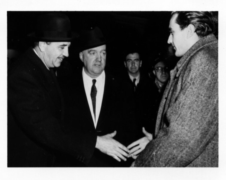 Premiers réfugiés hongrois avec l’agent d’immigration William A. McFaul à l’ancien aéroport de Montréal–Dorval, Montréal, Québec, 1956. Musée canadien de l’immigration du Quai 21. (D2014.10.3)