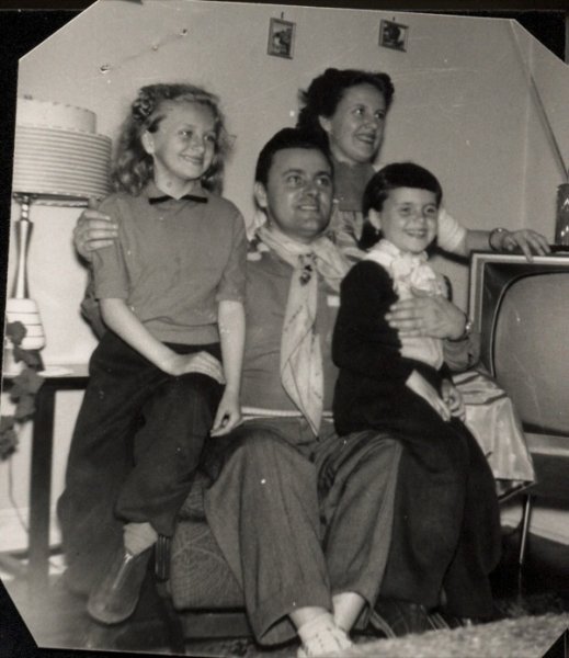 Yolan Bencsik et John Erdos avec Yolan et Eva, 1957. Musée canadien de l’immigration du Quai 21 (non enregistré). 