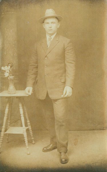 Photographie de la famille Tayti, vers 1930. Musée canadien de l’immigration du Quai 21 (DI2013.1501.5).