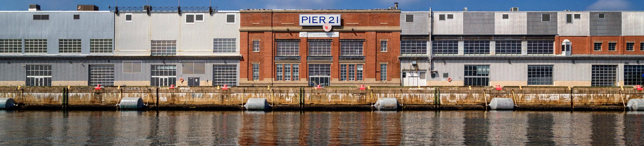 Depuis l'océan Atlantique, le bâtiment Quai 21 se détache le long du port maritime d'Halifax.