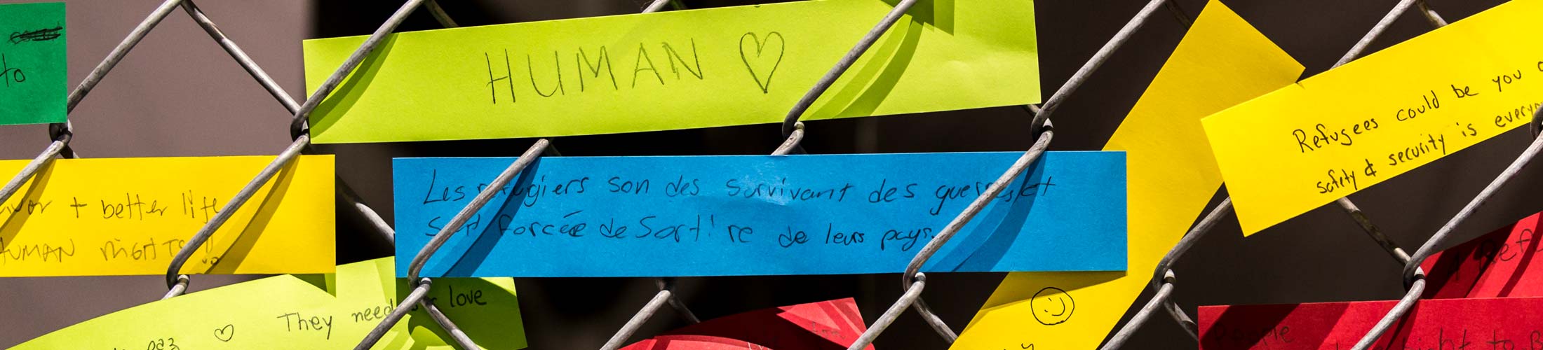 Papier coloré avec des notes manuscrites sur les réfugiés.