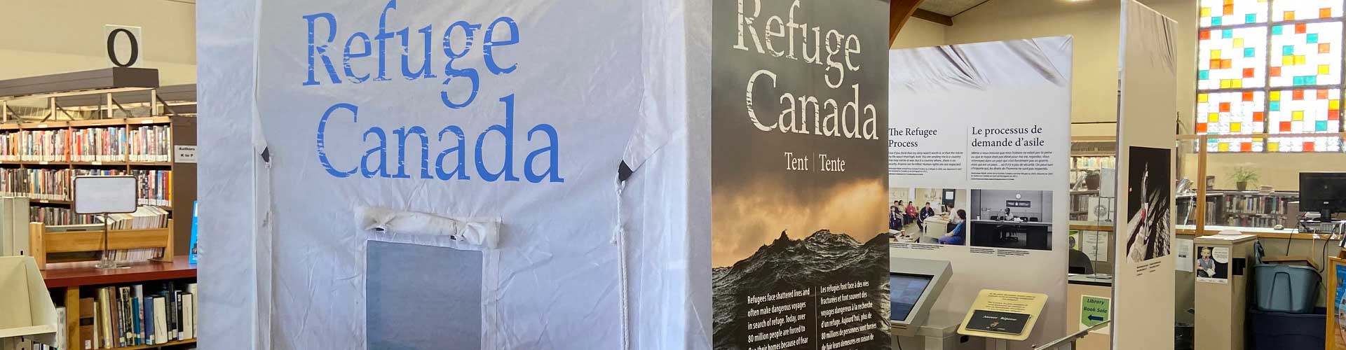 Bannière pop-up avec Refuge Canada écrit sur un fond de mer sombre et orageuse.