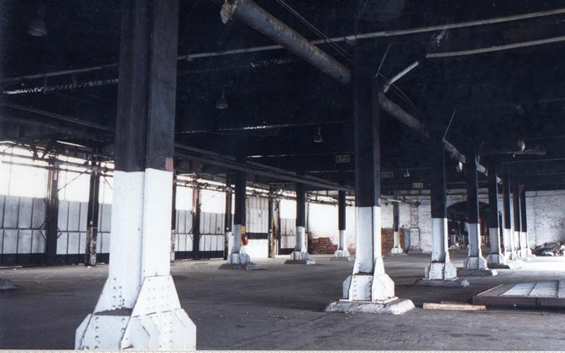 Un grand espace abandonné.
