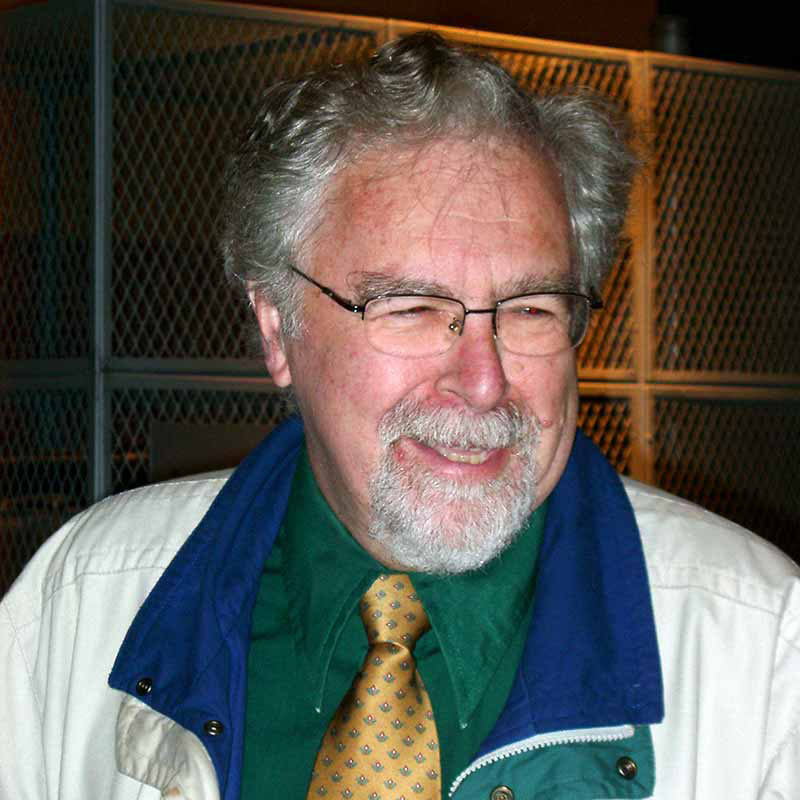 Un vieux monsieur souriant de tout son visage.