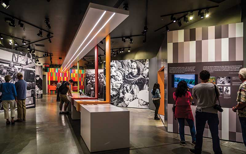 Grand angle de la ligne du temps historique dans le hall de l'immigration canadienne