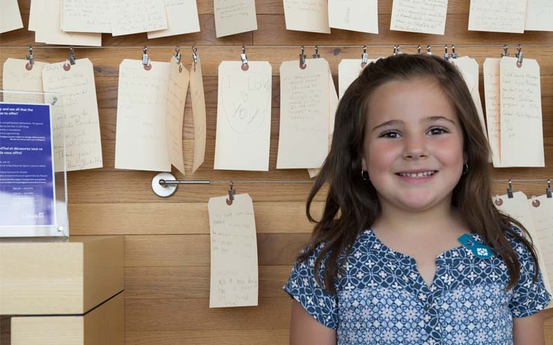 Une jeune fille devant une exposition.