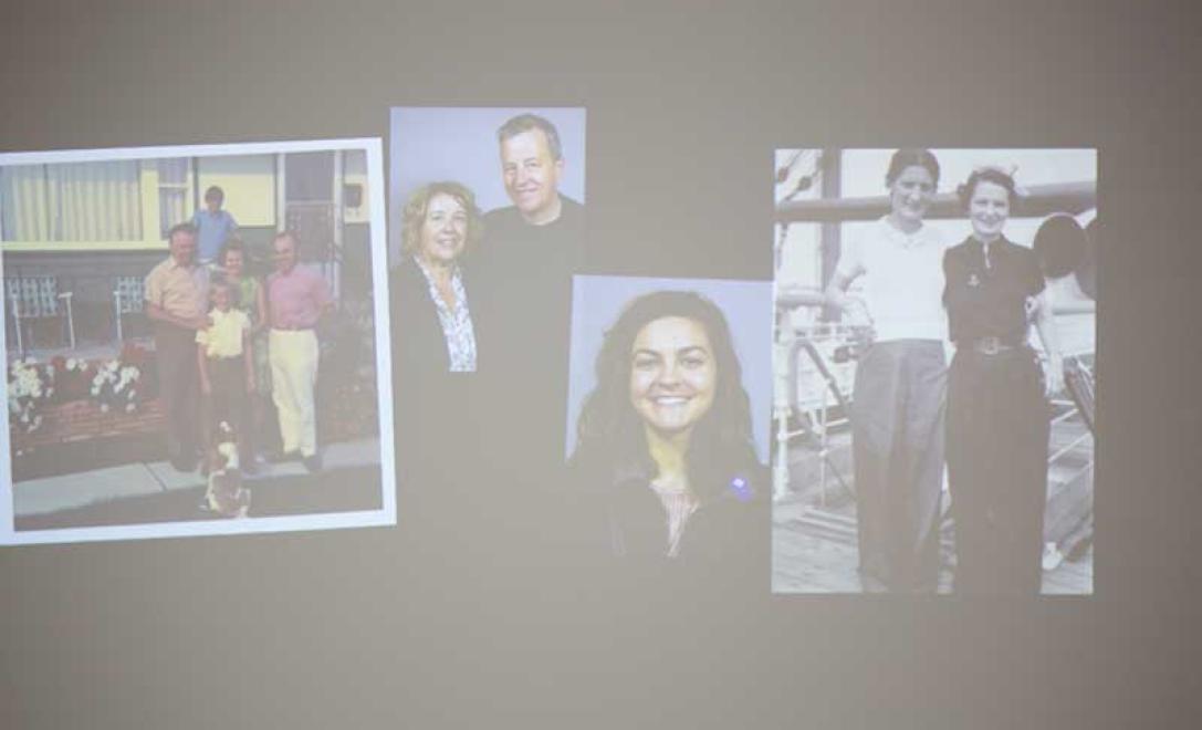Un collage d’images est projeté sur le mur.