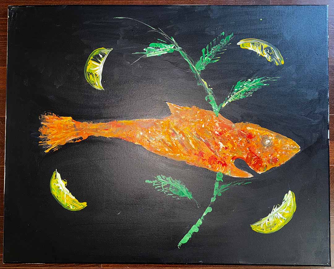 Poisson avec garniture et quatre quartiers de citron sur fond noir.