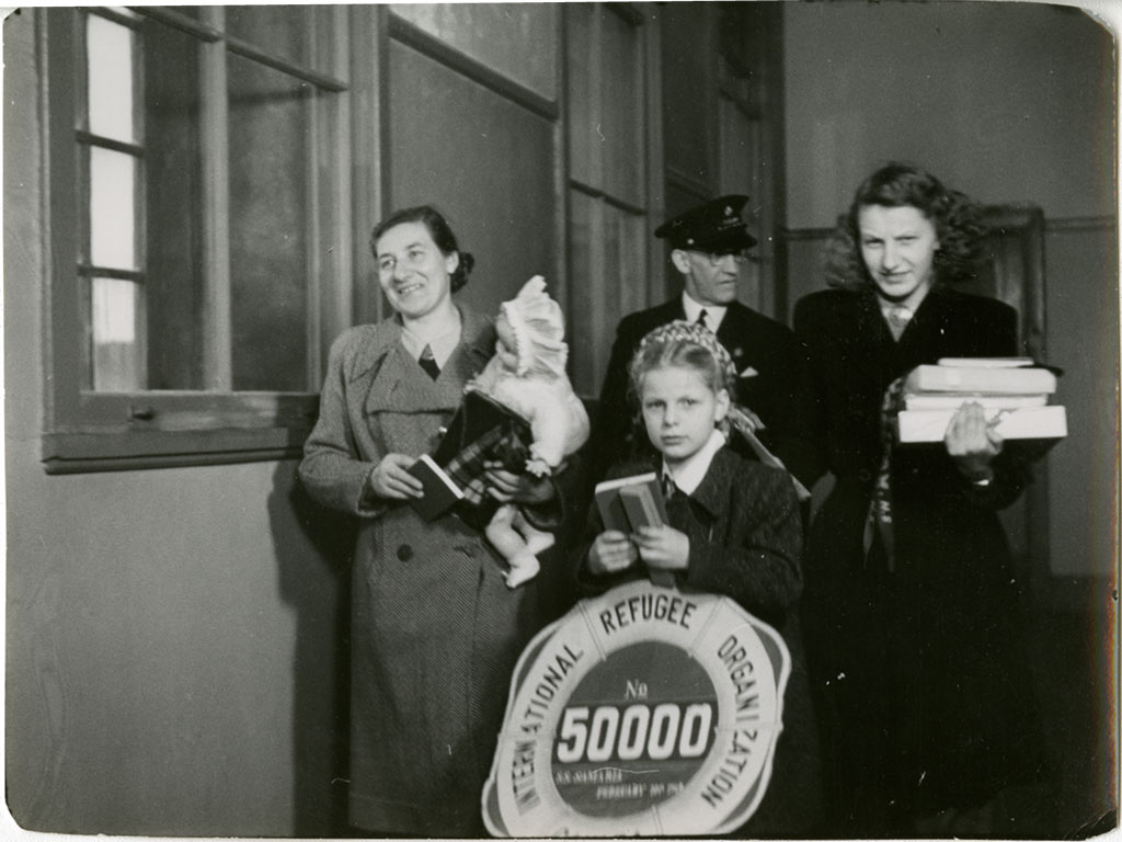 Une jeune femme reçoit des cadeaux à côté de sa mère.