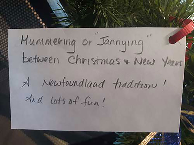 Sur l’étiquette, ils disent qu’ils ont beaucoup de plaisir entre Noël et le Nouvel An.