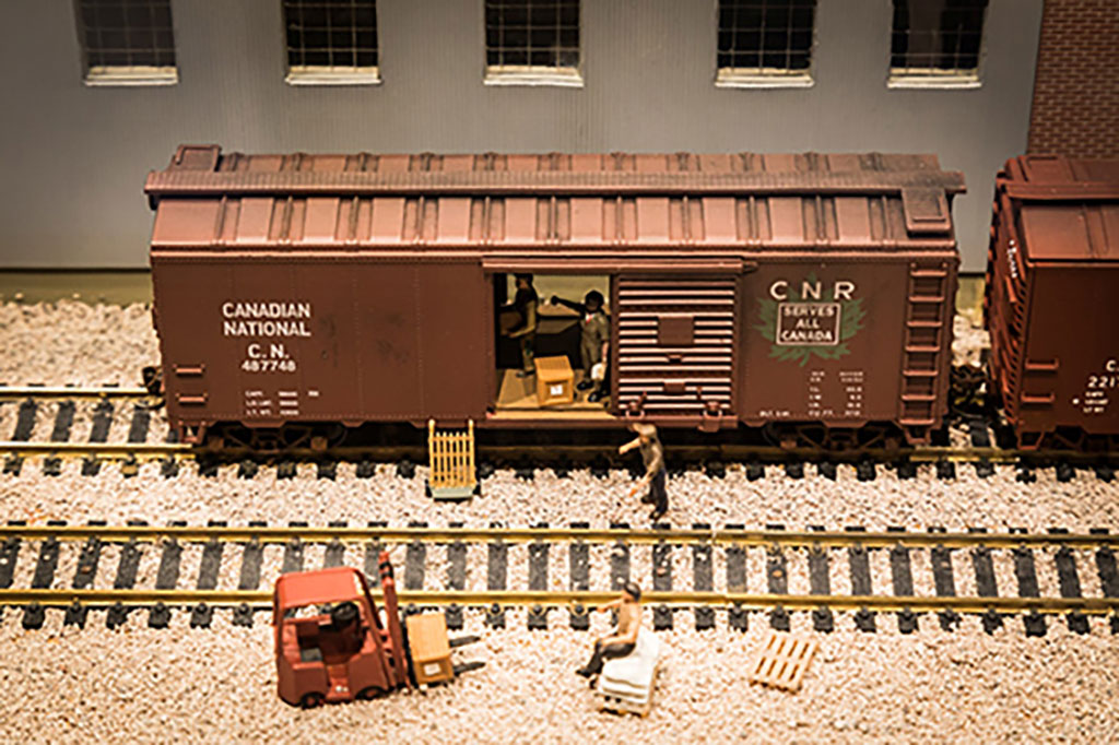 Trois différentes représentations de la maquette du Quai 21 présentée au Musée canadien de l’immigration du Quai 21.