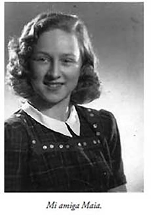 Photo noire et blanche de jeune fille.