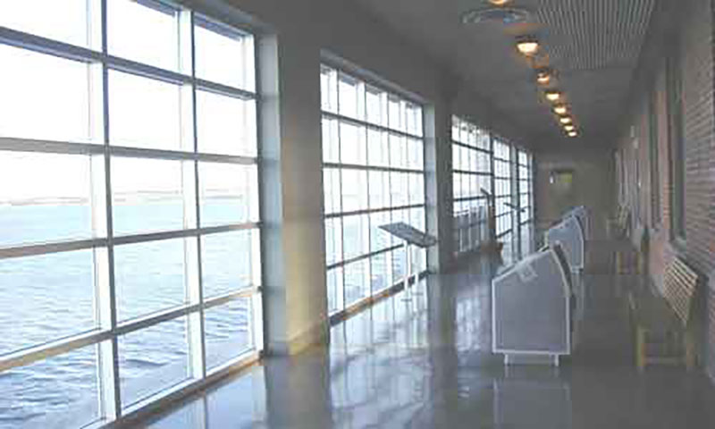 Vue du port d’Halifax de la Galerie de la Deuxième Guerre mondiale au Musée canadien de l'immigration du Quai 21.