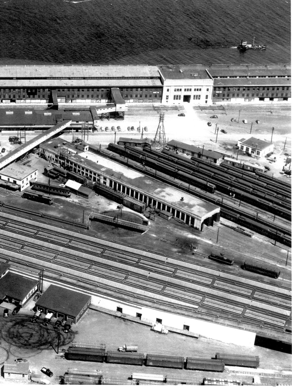 Une vue aérienne floue de rails de chemin de fer menant à une rive.