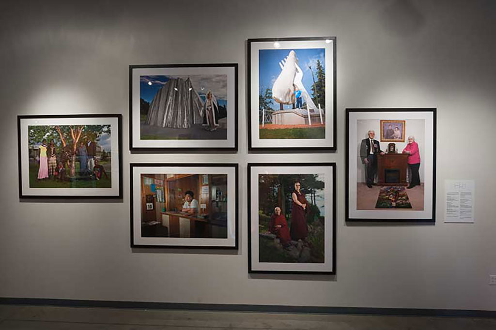 Plusieurs grandes photos colorées sont encadrées et accrochées au mur.