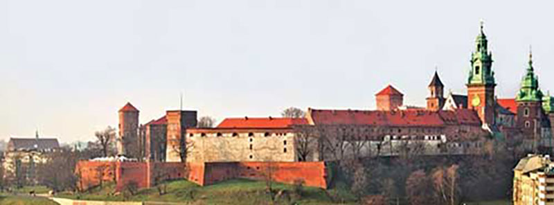 Château et ramparts à l’horizon.