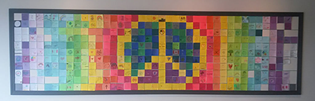 Un grand tableau avec une collection de morceaux de papier colorés.