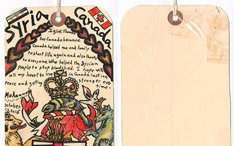 Une étiquette de bagage avec des images et des inscriptions. L’étiquette est datée du 13 octobre 2016 et porte la mention Syrie et Canada sur le dessus.