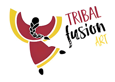 Le logo Tribal Fusion représente une femme autochtone joyeuse qui danse, portant des vêtements traditionnels rouges et jaunes et une longue tresse noire dans le dos. Le logo est vif; il évoque le mouvement et la joie.
