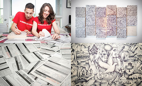 Un jeune homme et une jeune femme portant des t-shirts rouges. Ils regardent plusieurs papiers éparpillés sur une table et semblent heureux. De l'autre côté, une œuvre d'art est affichée au mur.