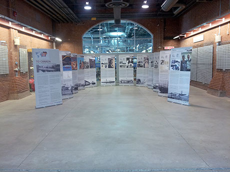 Un grand espace d'exposition, présentant 12 bannières pop-up avec beaucoup de texte et de photos.