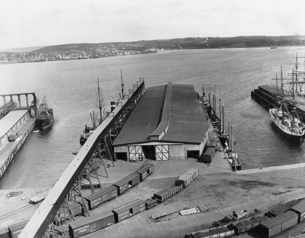 Un quai est en construction, il y a deux voies ferrées qui y mènent.