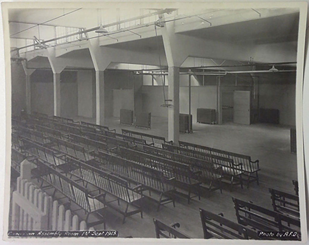 Un grand hall avec des rangées et des rangées de bancs.