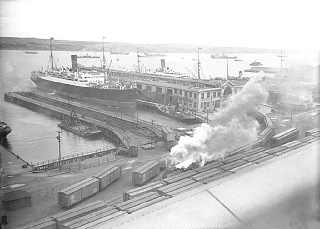 Vue d’un port avec plusieurs grands navires éparpillés.