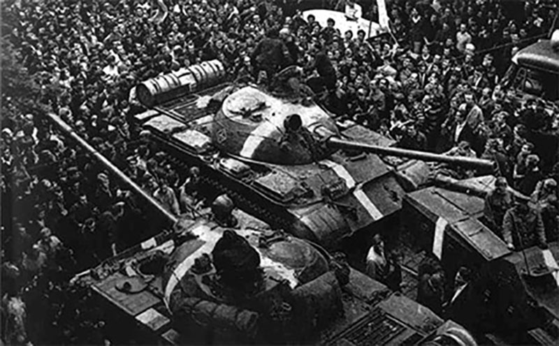 Photo historique de chars entourés de foules de gens.