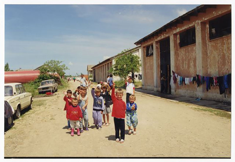 Des enfants saluent de la main.