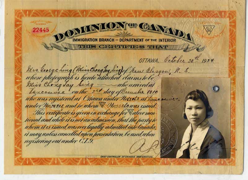 Un certificat avec un texte et la photo d’une personne dans le coin inférieur droit.