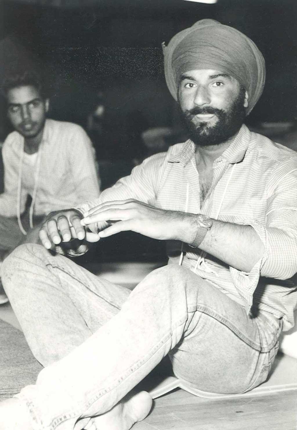 Deux hommes assis sur le sol avec les jambes croisées.