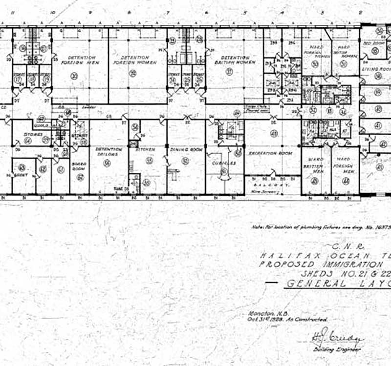 Plan architectural et plans d’étage d’un bâtiment.