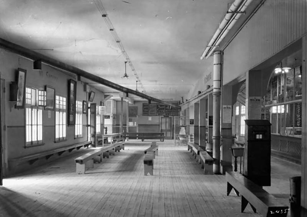 Salle principale, hangars d’immigration gouvernementaux.