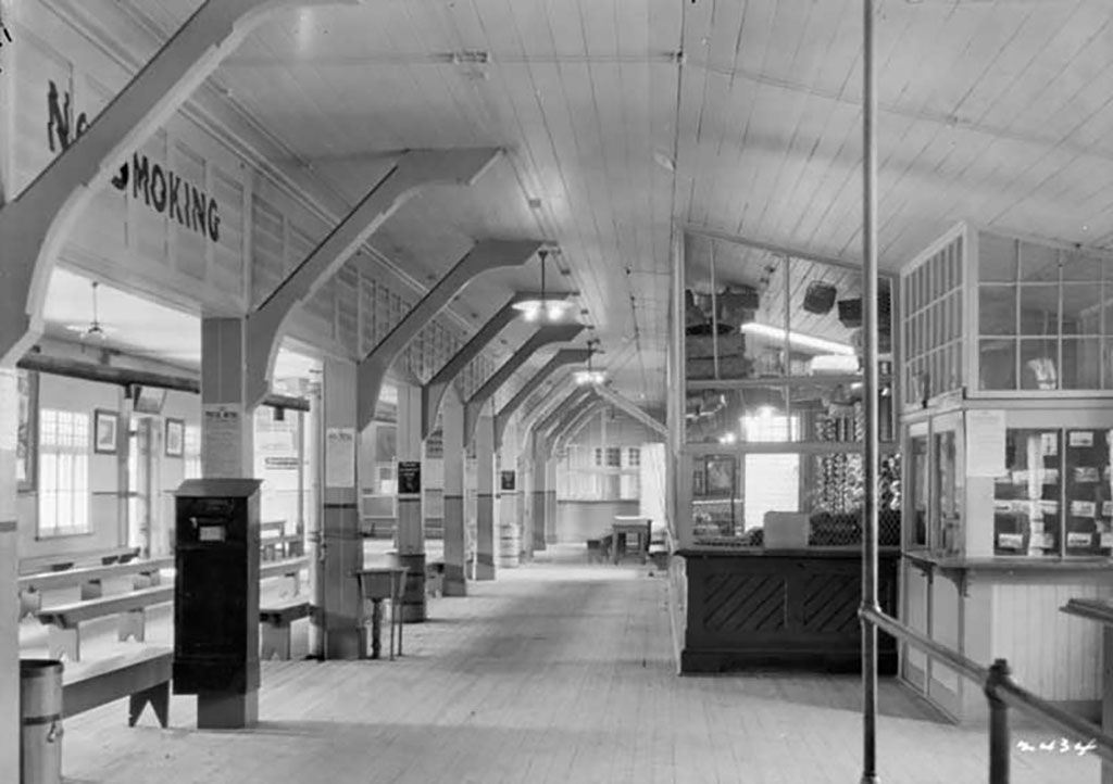 Salle principale, hangars d’immigration gouvernementaux.