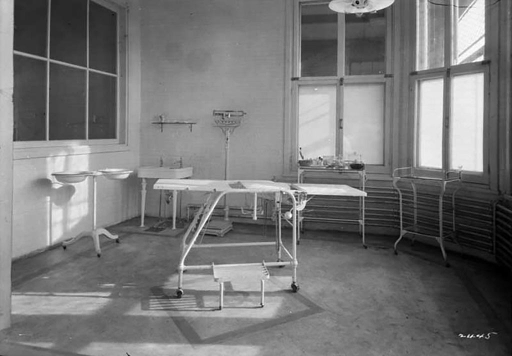 Salle d’opération dans l’hôpital au centre de détention d’immigration.