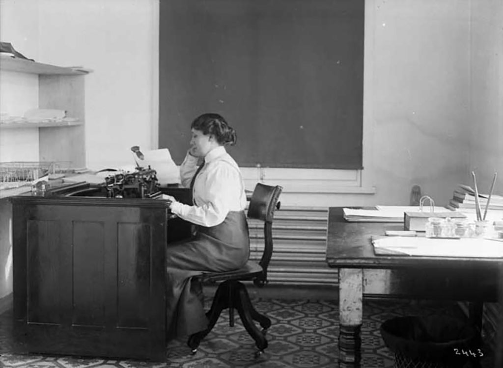 Bureau de sténographe au centre d’immigration.