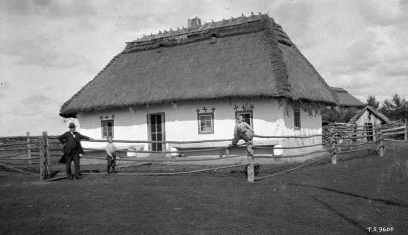 Des Ukrainiens montant des murs blanchis à la chaux, vers 1913.