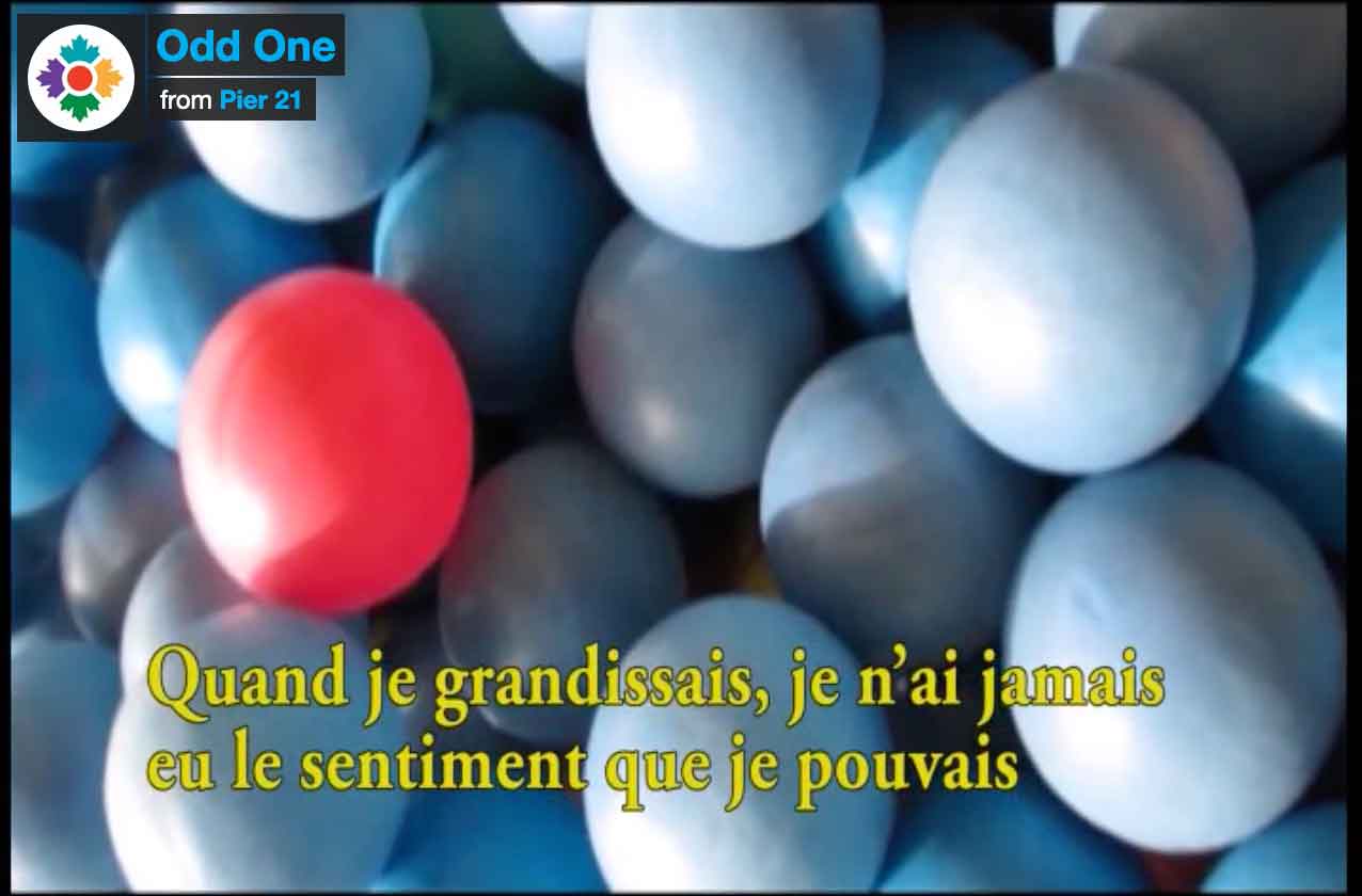 Une boule rouge parmi de nombreuses boules blanches.