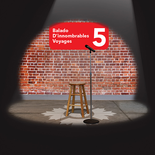 Un projecteur brille sur un microphone et un tabouret devant un mur de briques. Une affiche en rouge sur le mur dit Balado D’Innombrables voyages 5.