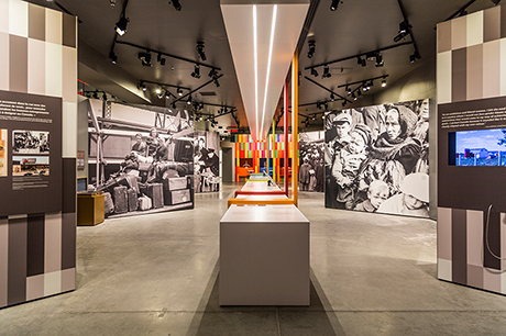 Salle d’immigration du Canada montrant des images en noir et blanc du passé des immigrants.
